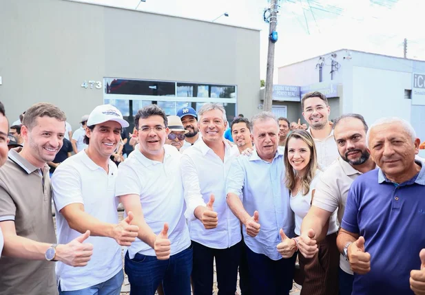 Deputado Flávio Júnior acompanha obras de asfaltamento em Valença do Piauí