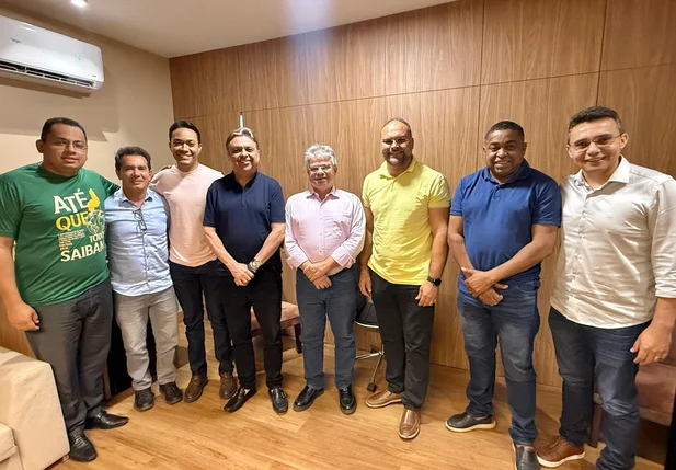 Deputado Júlio Arcoverde recebe comitiva de Floriano para discutir investimentos