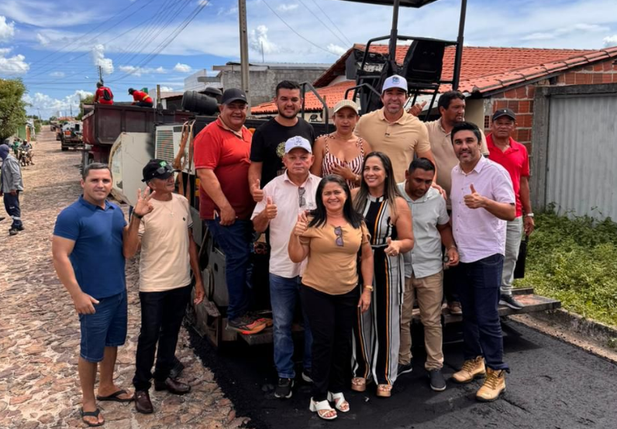 Deputado Marden Menezes e lideranças acompanham obras de pavimentação em São João da Fronteira