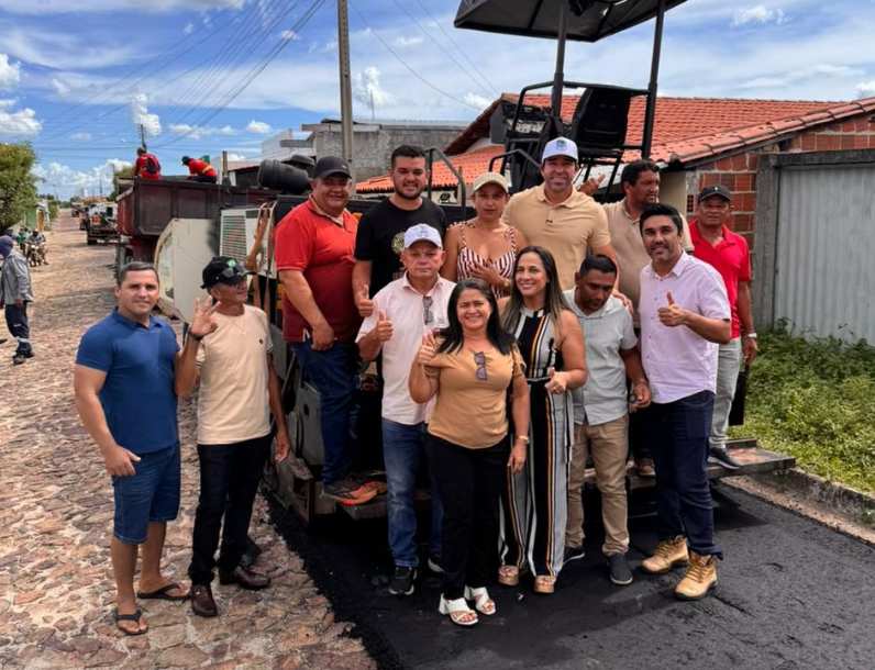 Deputado Marden Menezes e lideranças acompanham obras de pavimentação em São João da Fronteira