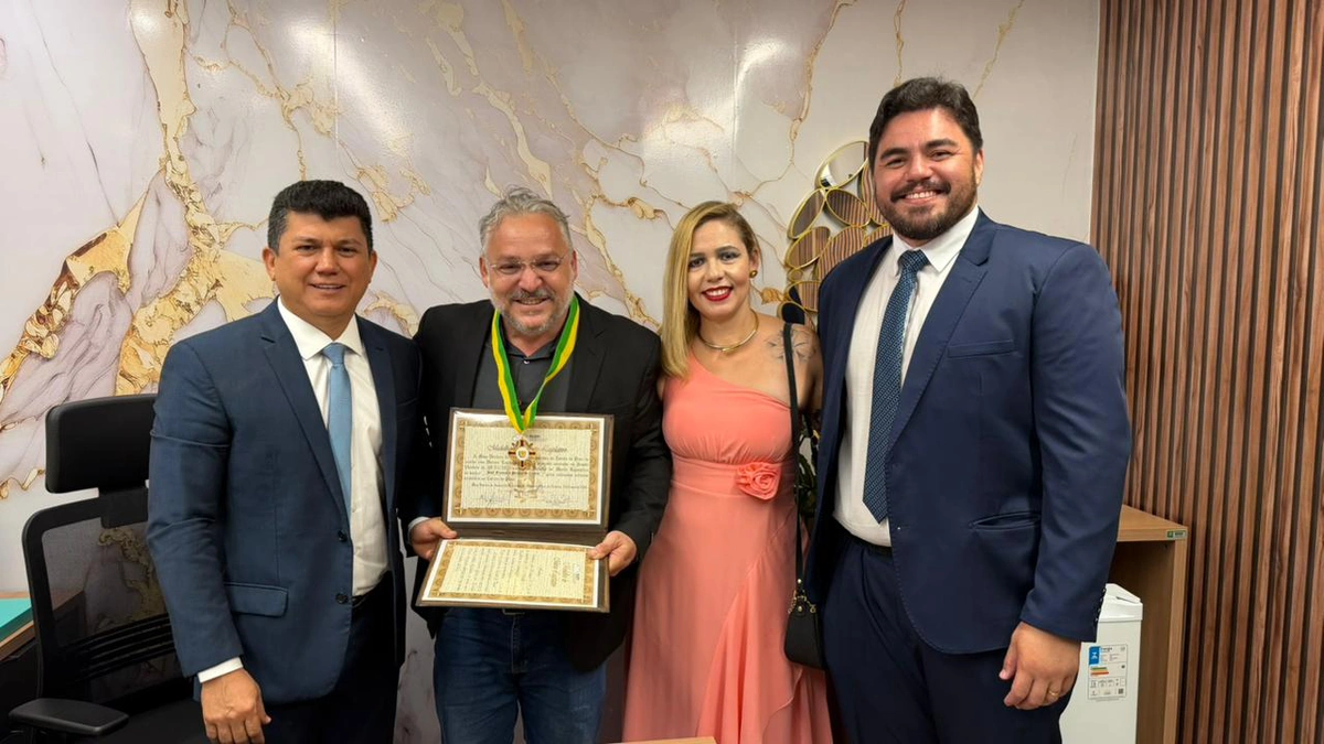 Deputado Rubens Vieira agracia gestor educacional parnaibano com Medalha do Mérito Legislativo