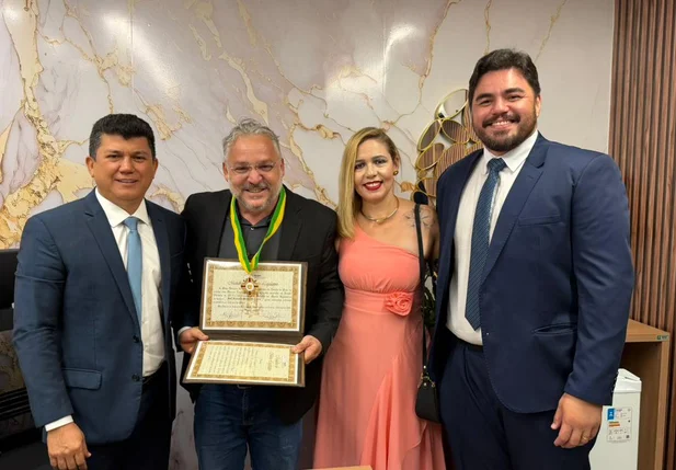 Deputado Rubens Vieira agracia gestor educacional parnaibano com Medalha do Mérito Legislativo