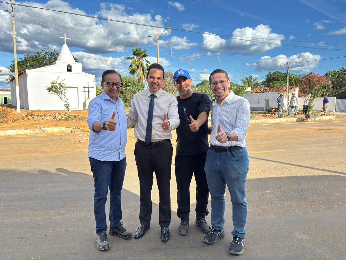 Dr. Hélio acompanha obra de reforma da Praça São José em Coronel José Dias