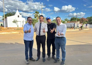 Dr. Hélio acompanha obra de reforma da Praça São José em Coronel José Dias