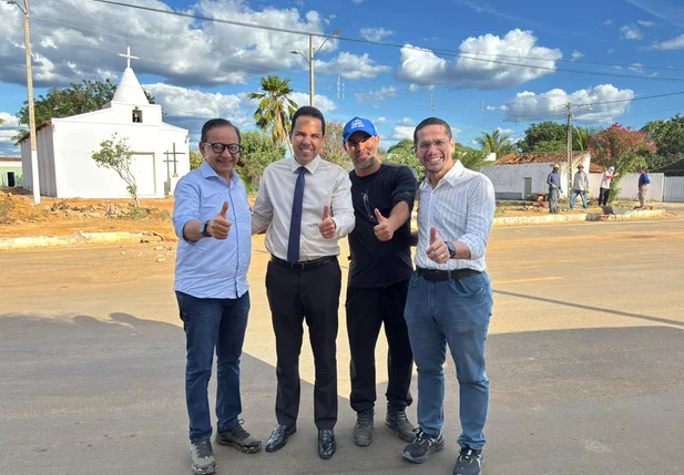 Dr. Hélio acompanha obra de reforma da Praça São José em Coronel José Dias