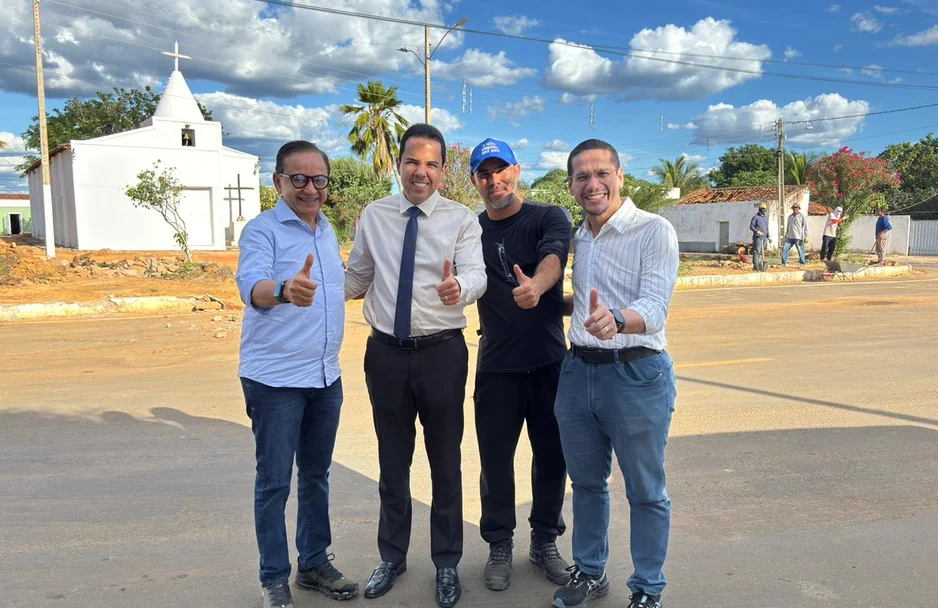 Dr. Hélio acompanha obra de reforma da Praça São José em Coronel José Dias