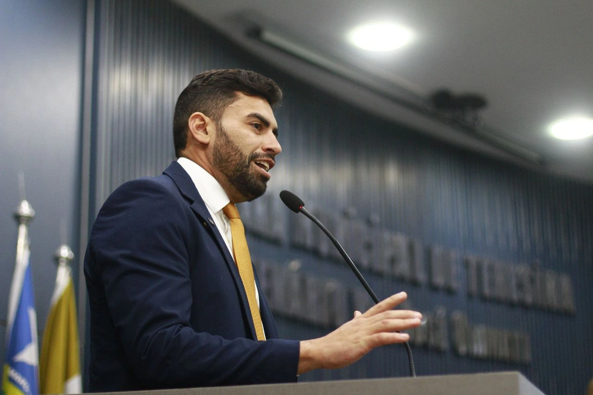 Draga Alana protocola projeto para garantir direitos e corrigir distorções salariais na saúde de Teresina