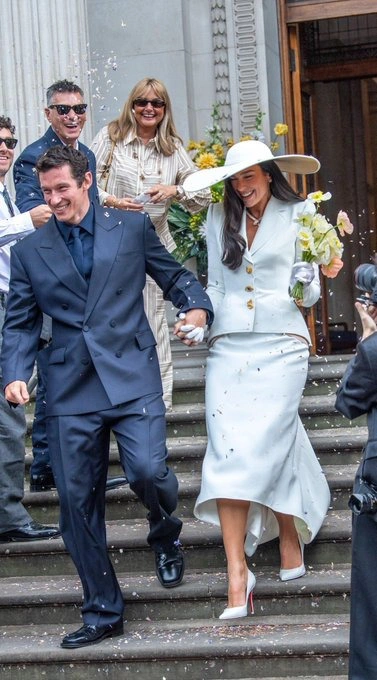 Dua Lipa e Callum Turner se casam em cerimônia reservada