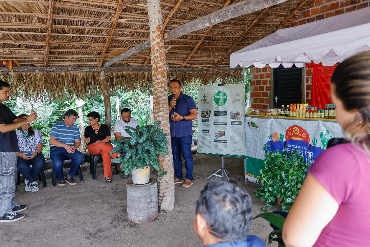 Entrega de selo para associação de mulheres em Cocal de Telha
