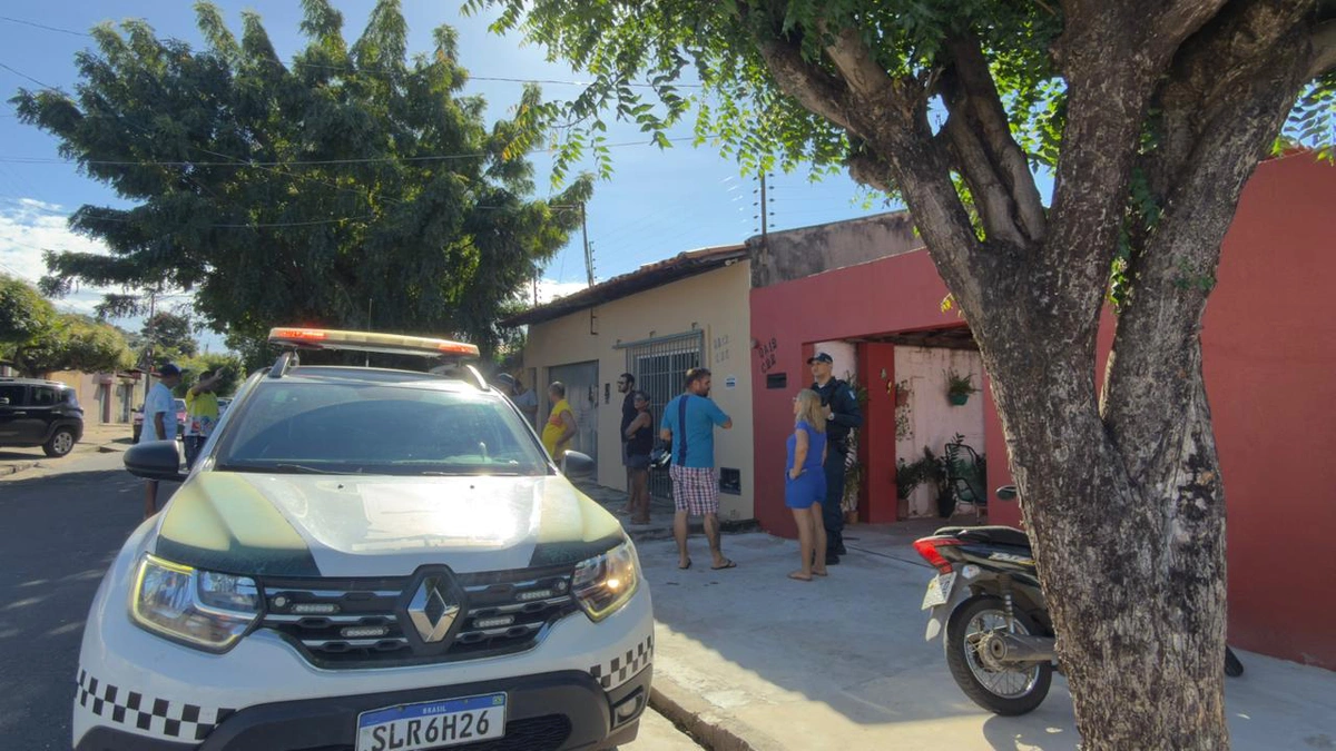 Equipe da PM no local do crime