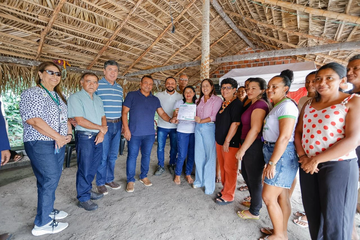 Fábio Abreu participa de entrega de selo para associação de mulheres em Cocal de Telha