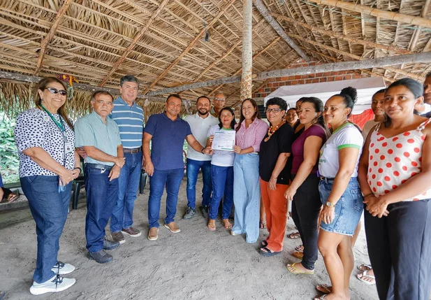 Fábio Abreu participa de entrega de selo para associação de mulheres em Cocal de Telha