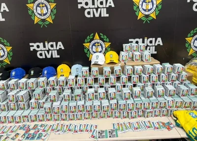 Figurinhas, bonés e camisas falsificadas da Copa do Mundo apreendidos.
