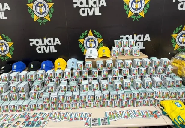 Figurinhas, bonés e camisas falsificadas da Copa do Mundo apreendidos.