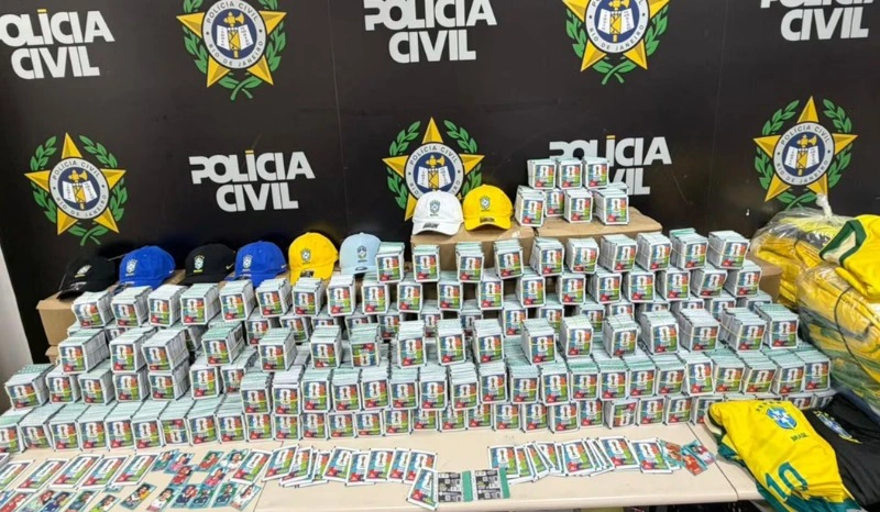 Figurinhas, bonés e camisas falsificadas da Copa do Mundo apreendidos.