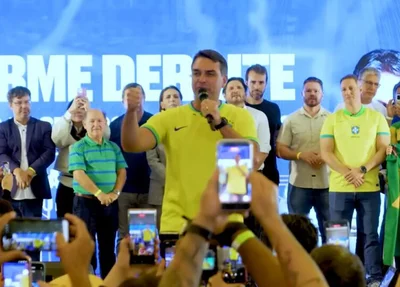 Flávio Bolsonaro em discurso