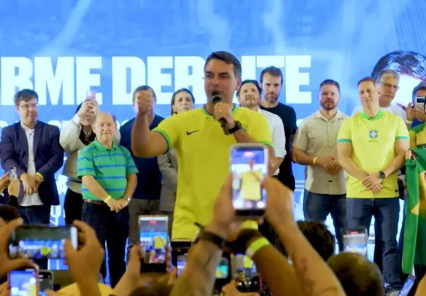 Flávio Bolsonaro em discurso