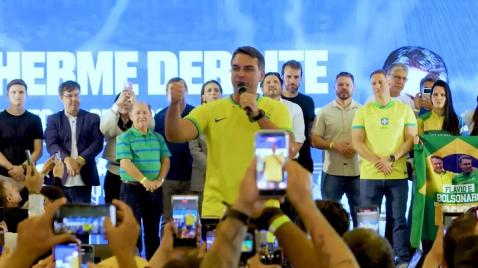 Flávio Bolsonaro em discurso