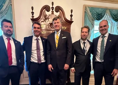 Flávio Bolsonaro se reúne com membros do Governo Trump nos EUA
