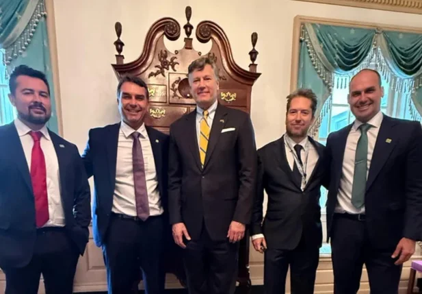 Flávio Bolsonaro se reúne com membros do Governo Trump nos EUA
