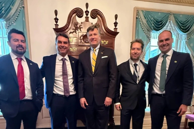 Flávio Bolsonaro se reúne com membros do Governo Trump nos EUA