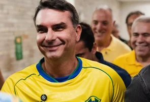 Flávio Bolsonaro culpa Lula por restrições sobre a importação de carne brasileira à União Europeia