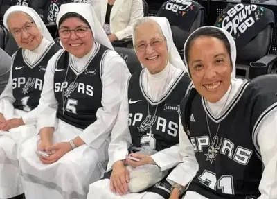 Freiras uniformizadas viralizam em jogo da NBA