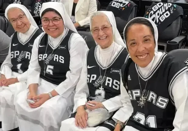 Freiras uniformizadas viralizam em jogo da NBA