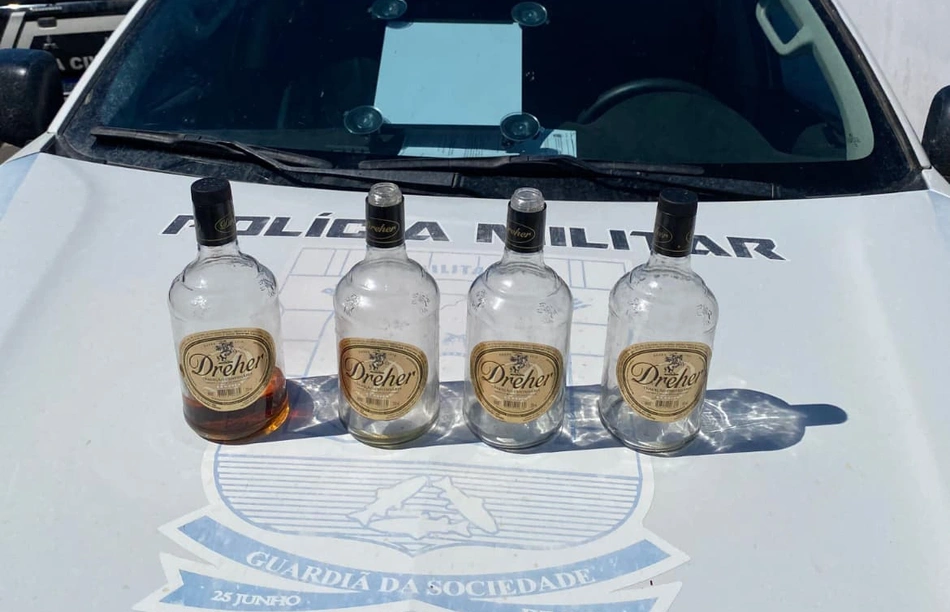 Garrafas de conhaque encontradas na residência