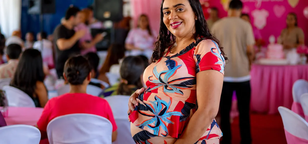 Gestantes acompanhadas pelos serviços socioassistenciais participaram da entrega coletiva de enxovais do Projeto Colo de Mãe, realizada pela Prefeitura de Timon por meio da SEMDES