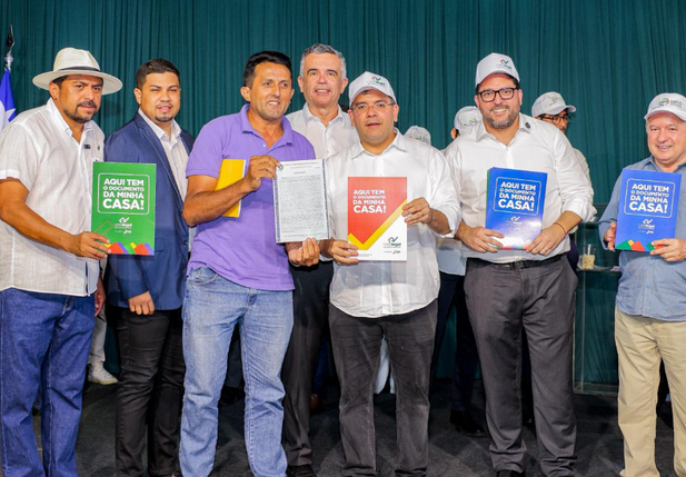 Governador Rafael Fonteles entrega 253 registros na zona leste de Teresina