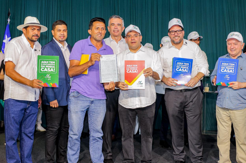 Governador Rafael Fonteles entrega 253 registros na zona leste de Teresina