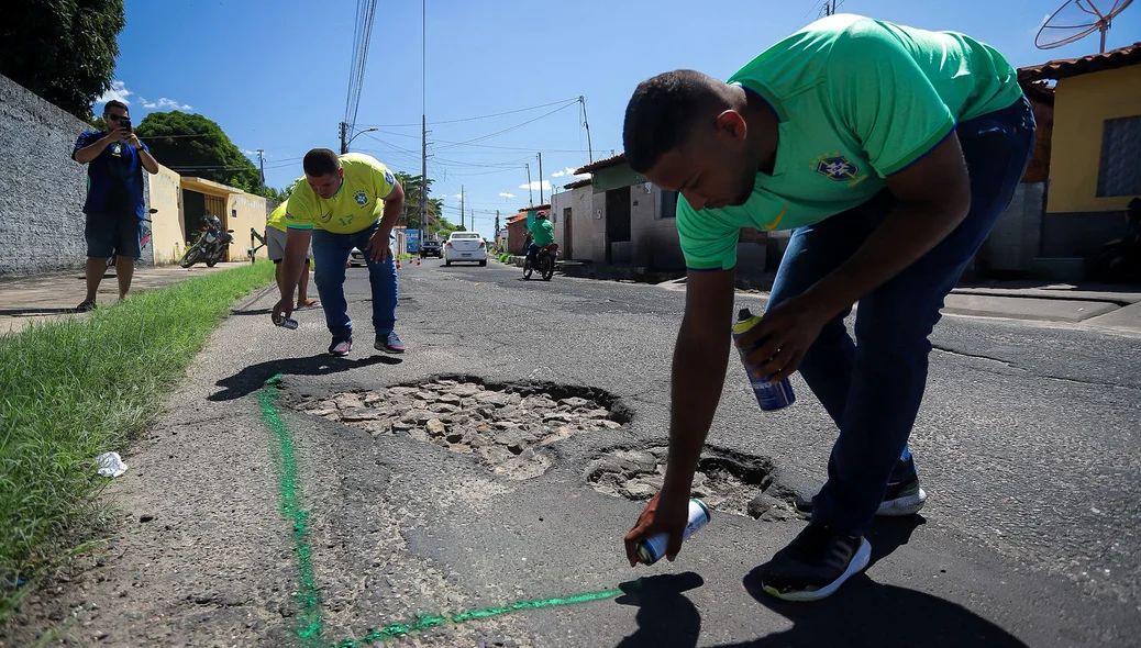 Grupo de moradores fazendo intervenção