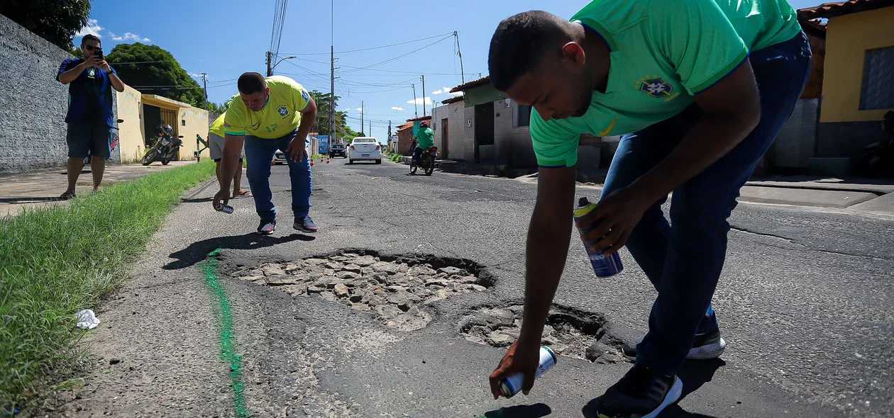 Grupo de moradores fazendo intervenção