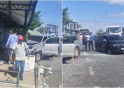Hilux destrói parada de ônibus após colisão na Ladeira do Uruguai