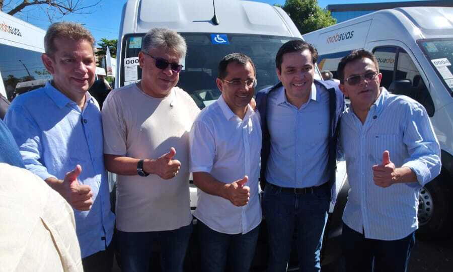 João Madison na entrega de veículos