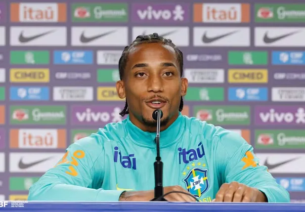 João Pedro em entrevista coletiva da seleção brasileira