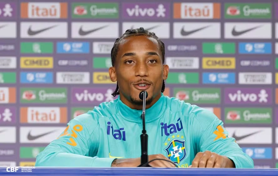 João Pedro em entrevista coletiva da seleção brasileira