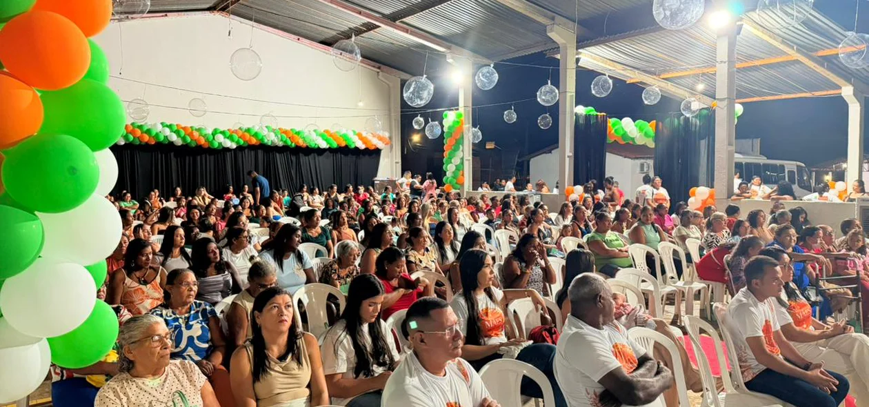 Mães de Miguel Leão reunidas em uma noite especial de celebração e carinho