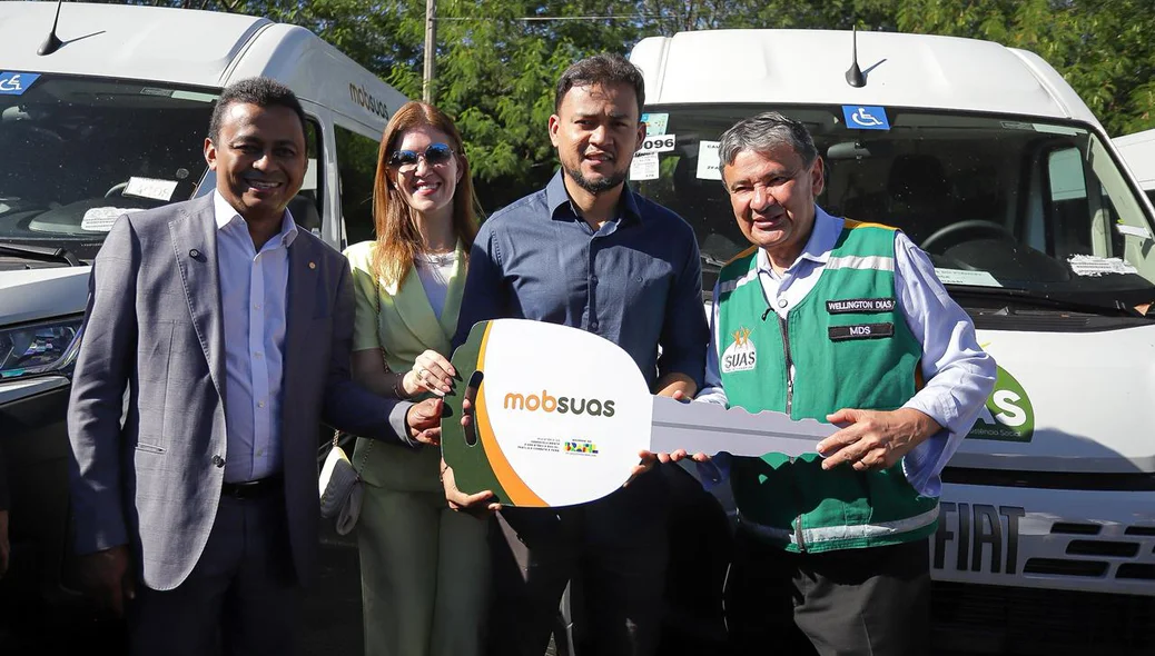 Ministro Wellington Dias faz entregas de veículos para assistência social