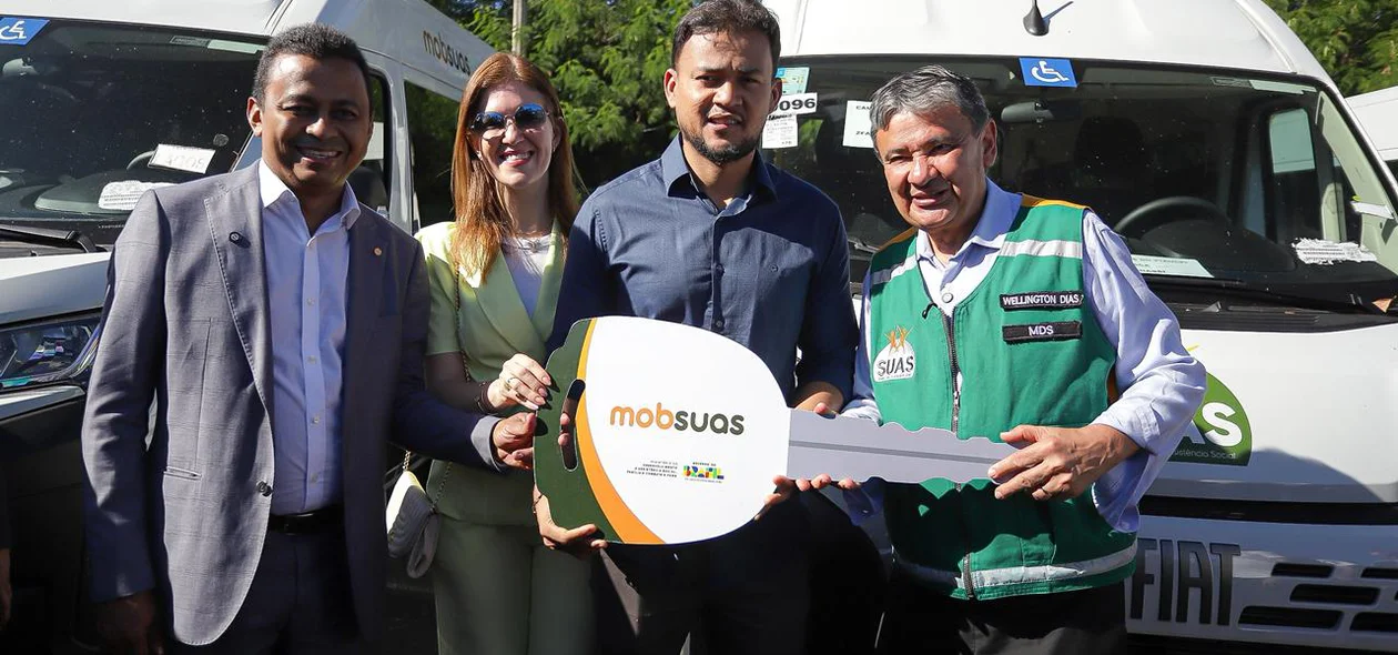 Ministro Wellington Dias faz entregas de veículos para assistência social