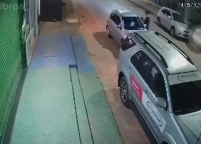 Momento em que jovem joga água quente no namorado em Corrente