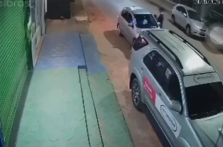 Momento em que jovem joga água quente no namorado em Corrente