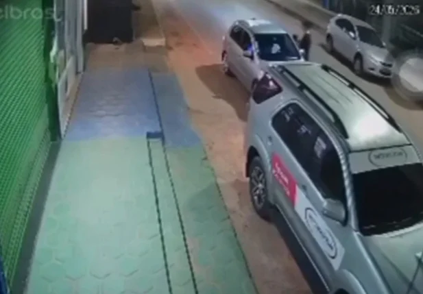 Momento em que jovem joga água quente no namorado em Corrente