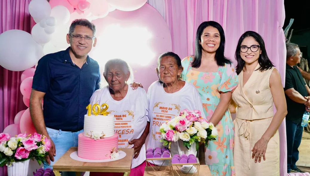 Moradora centenária comemorando 102 anos