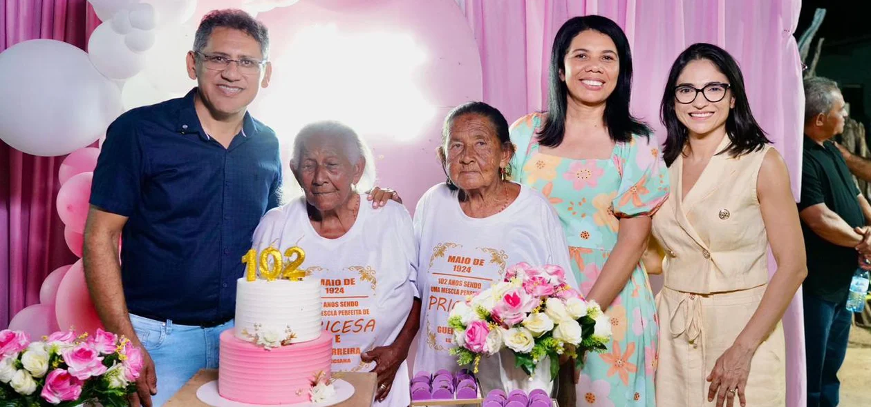 Moradora centenária comemorando 102 anos