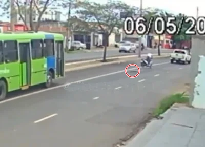Motociclista cai em buraco e escapa por pouco de ser atropelado por ônibus em Teresina