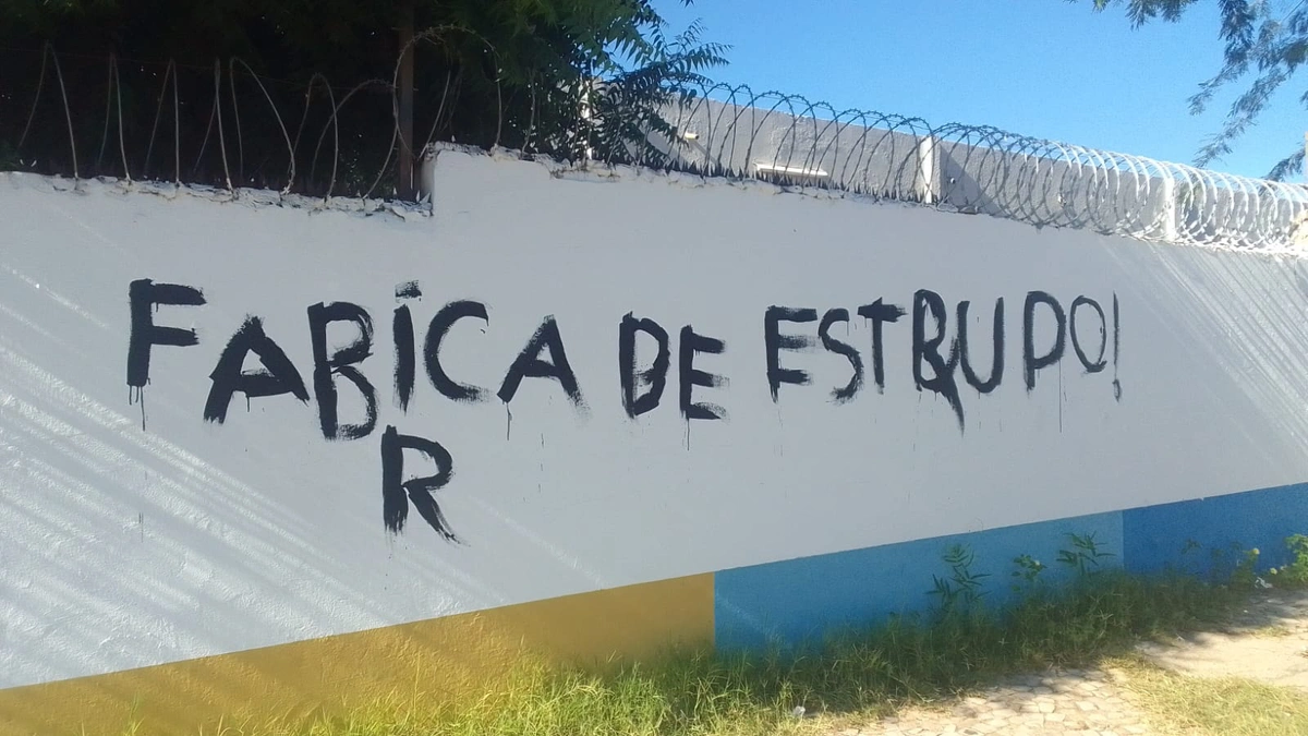 Muro da Escola Municipal Eurípides Aguiar foi pichado