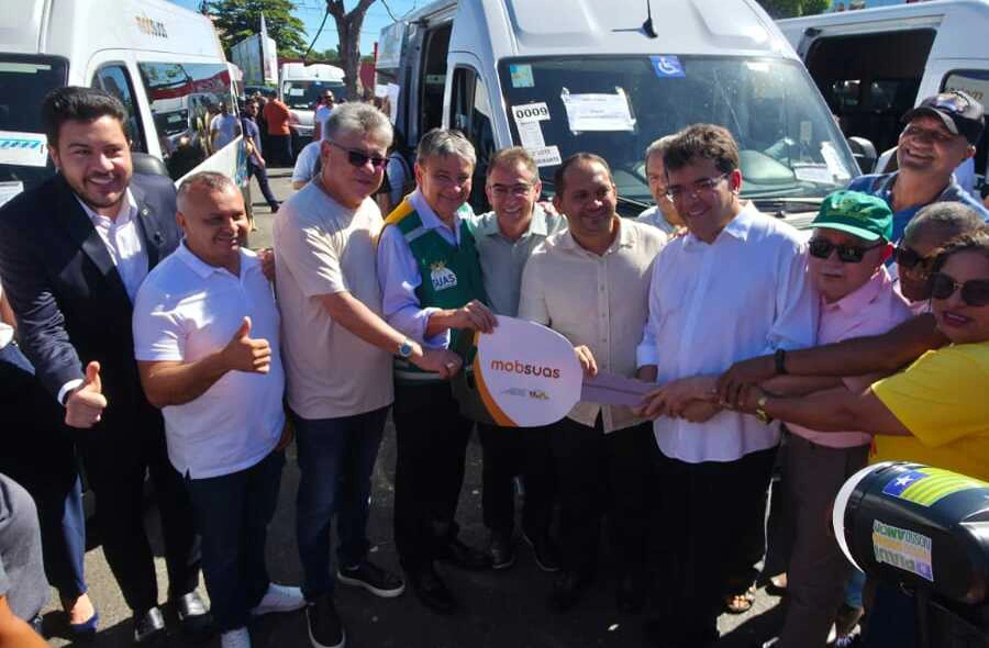 O deputado comemorou a chegada dos veículos