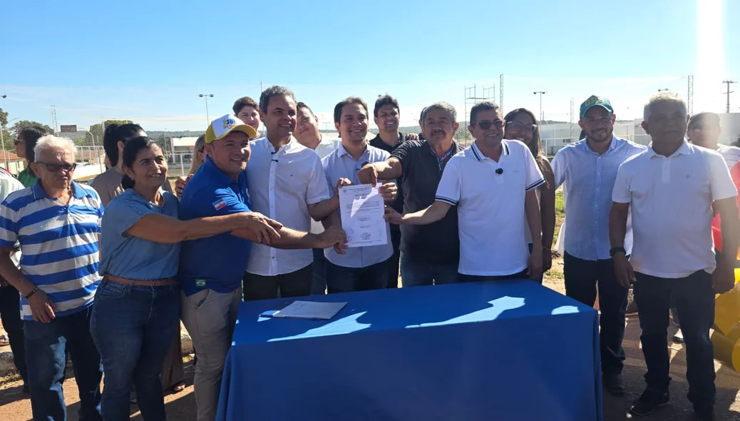 O prefeito Dr. Gilberto Júnior e o deputado estadual Gil Carlos assinaram a ordem de serviço